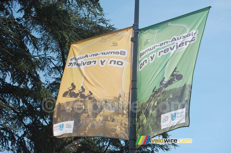 Vlaggen bij het vertrek: Semur-en-Auxois on y revient