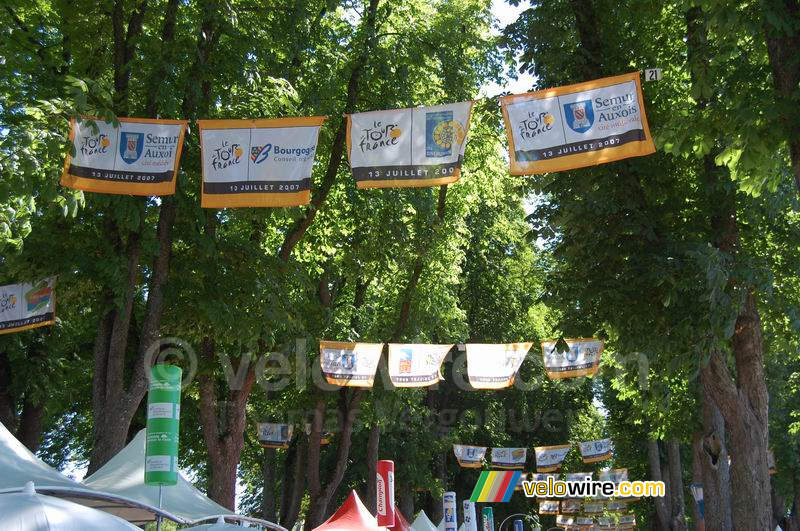 Vlaggetjes in het Village Départ in Semur-en-Auxois