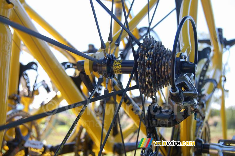 Een detail van een wiel van een fiets op de Mavic auto