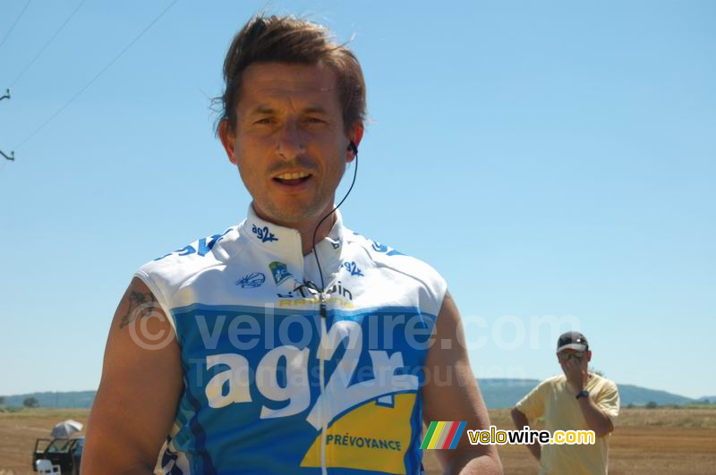 Sabino, één van de mechaniciens van AG2R, bij de ravitaillering