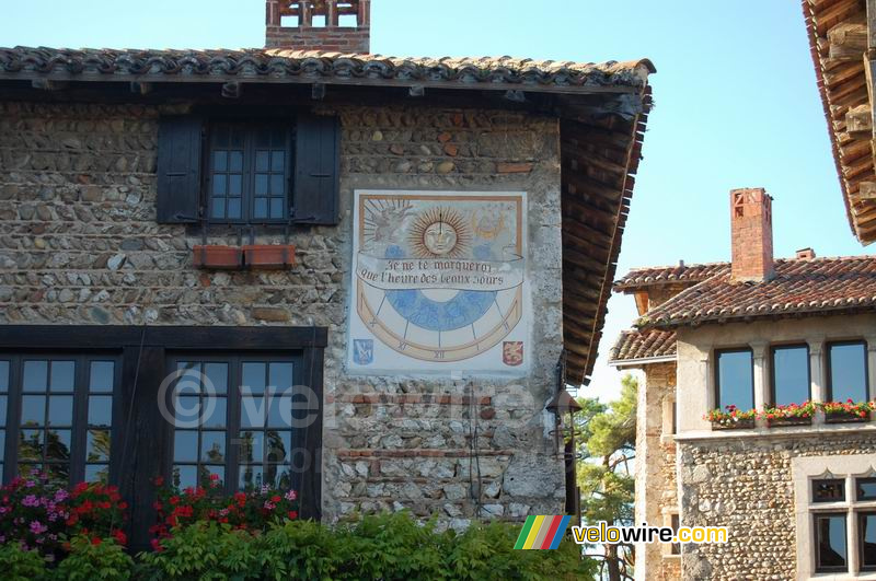 De zonnewijzer op ons hotel in Pérouges