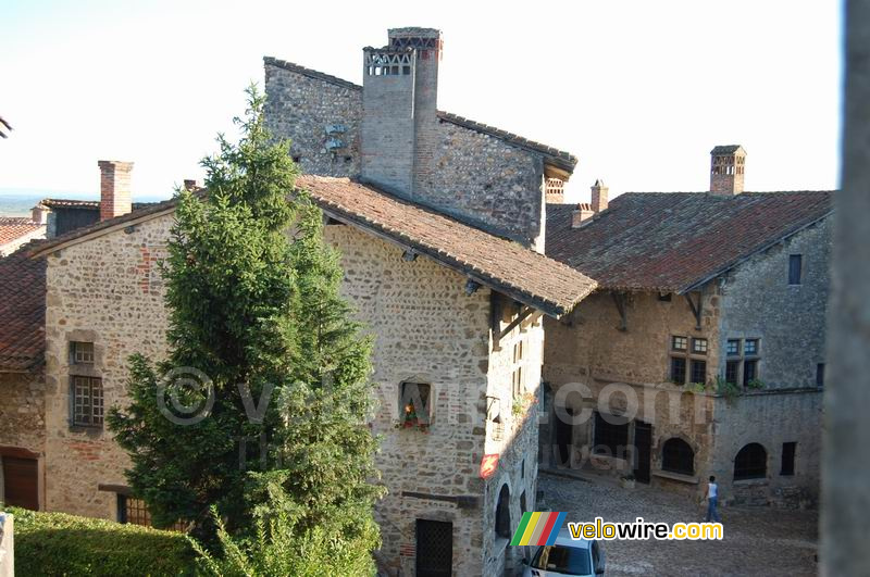 Uitzicht vanuit mijn hotelkamer in Pérouges (1)