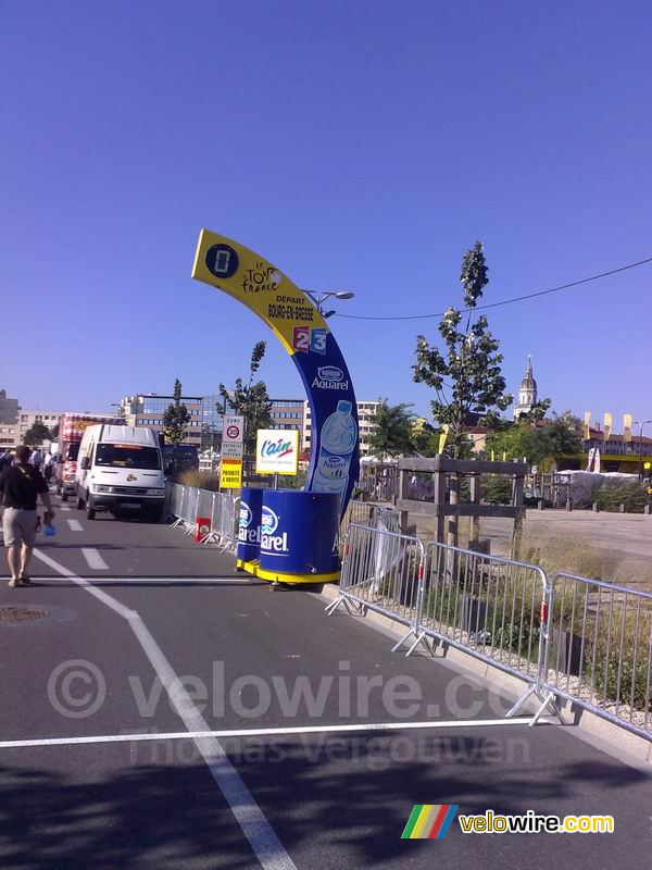 De startboog van de etappe Bourg-en-Bresse > Le Grand-Bornand