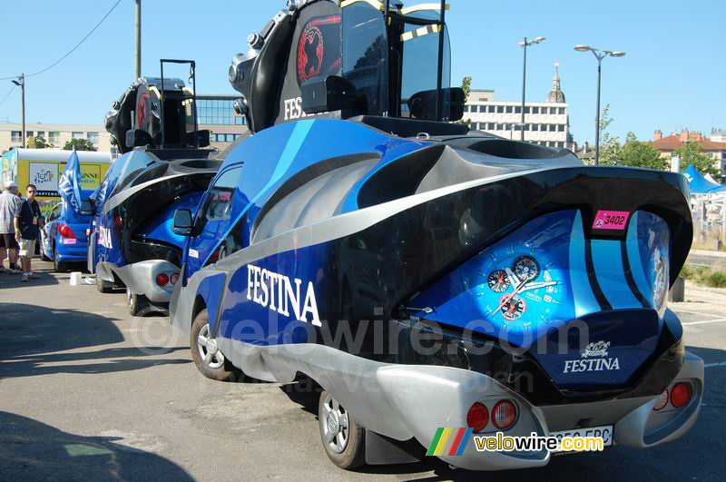 De Festina reclamecaravaan op de parkeerplaats in Bourg-en-Bresse