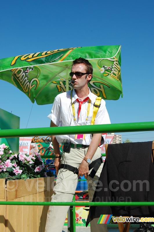 Julien, de speaker van de Panach' reclamecaravaan