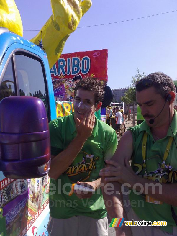 Anti-zonnebrand smeren voor vertrek is een verplicht dagelijks ritueel