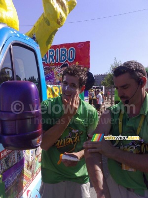 Mettre de la crème solaire devient un rituel quotidien sur le Tour de France (294x)