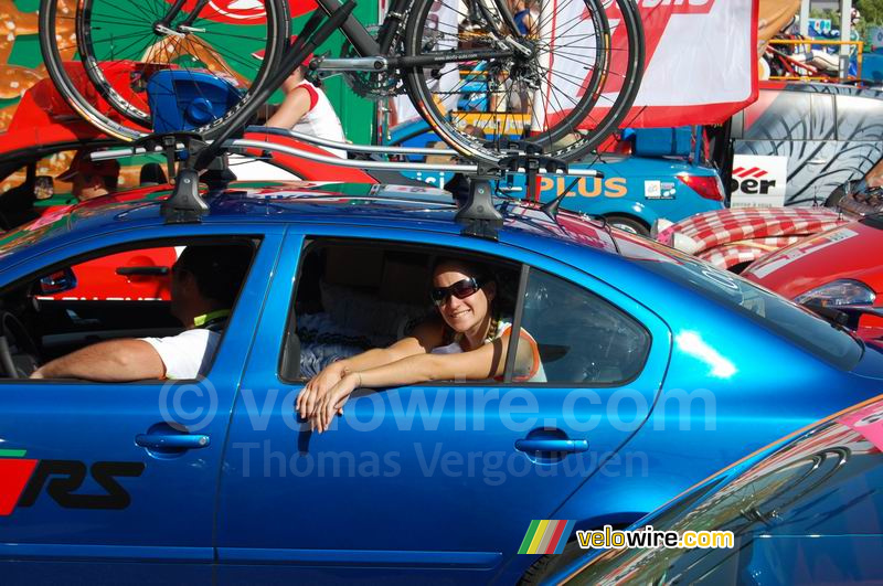 De Škoda reclamecaravaan stond twee rijen verder op de parkeerplaats