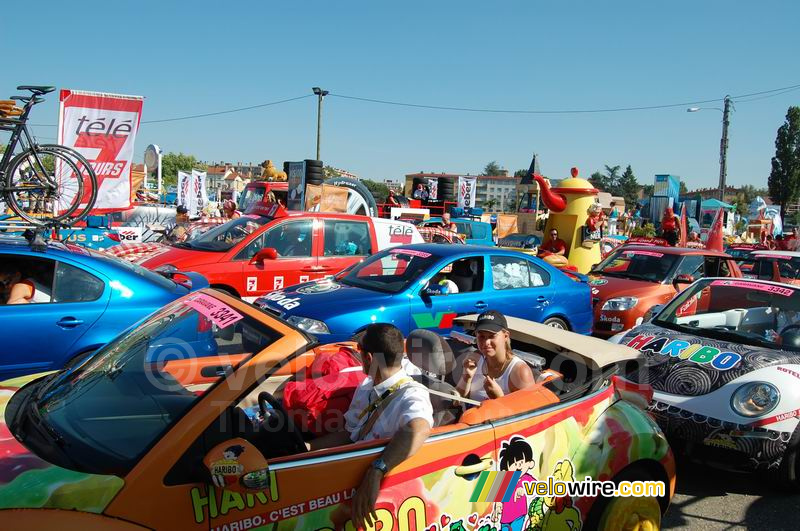 Een overzicht van de parkeerplaats van de reclamecaravaan in Bourg-en-Bresse