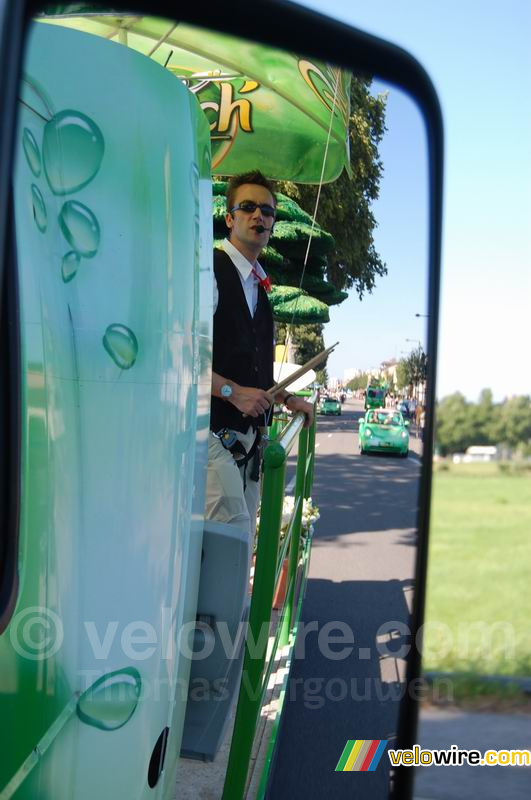 Julien, de speaker van de Panach' reclamecaravaan gezien in de spiegel