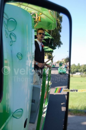 Julien, the speaker of the Panach' advertising caravan seen in the mirror (573x)