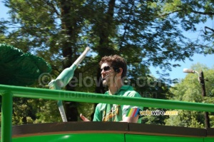 Juggling on the Panach' truck (1) (615x)