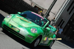 Une New Beetle de la caravane publicitaire Panach' (475x)