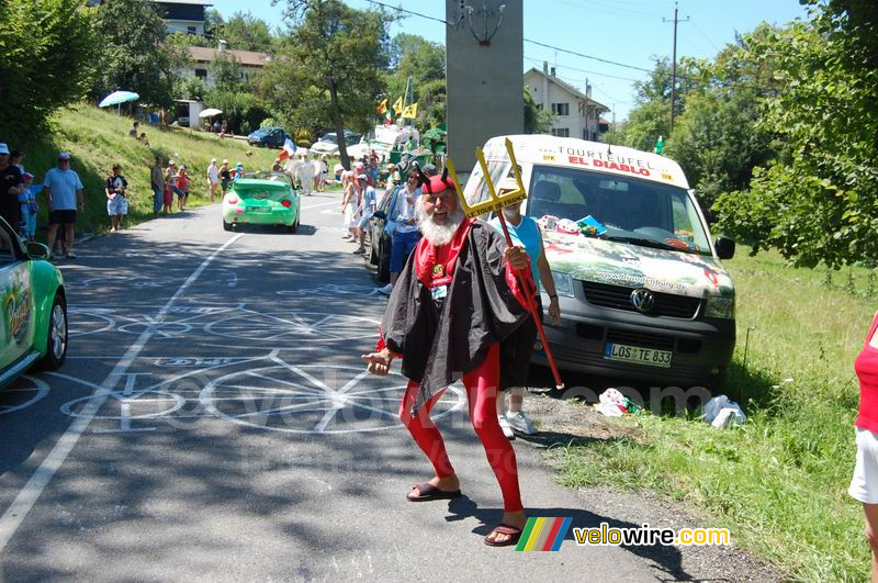 De Tourduivel (El Diablo) ingehaald door de Panach' reclamecaravaan