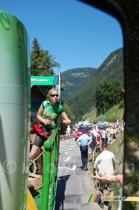 Pauline deelt Panach' goodies uit - gezien in de spiegel (2)