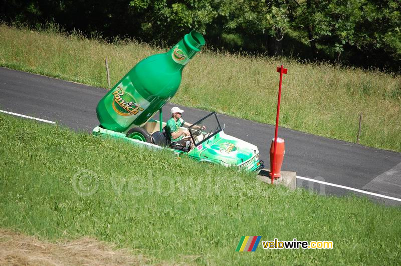 De Méhari van Panach' op de onderliggende weg