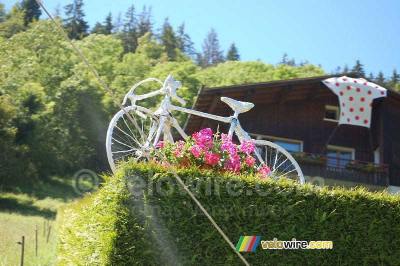 Een fiets van aluminiumfolie en de bolletjestrui