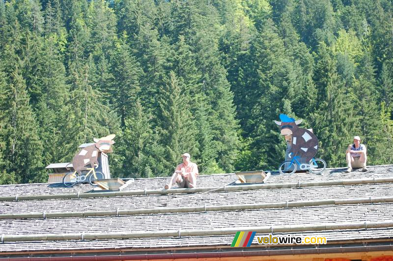 Fietsende koeien en zittende mensen in Le Grand-Bornand