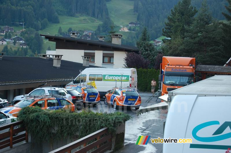 De Rabobank auto's bij het hotel in La Clusaz