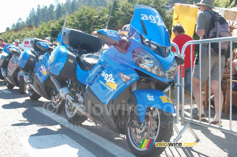 Een aantal van de officiële AG2R motors in Le Grand-Bornand