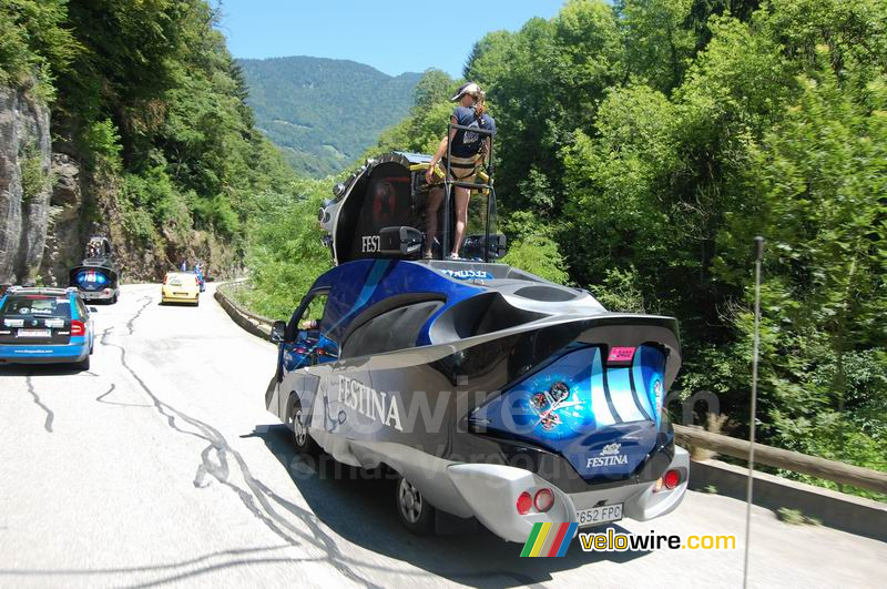De Festina reclamecaravaan en een Discovery Channel auto