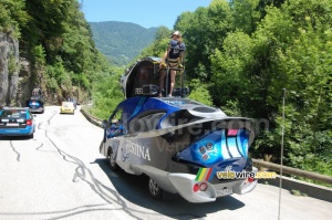 La caravane publicitaire Festina et une voiture Discovery Channel (602x)