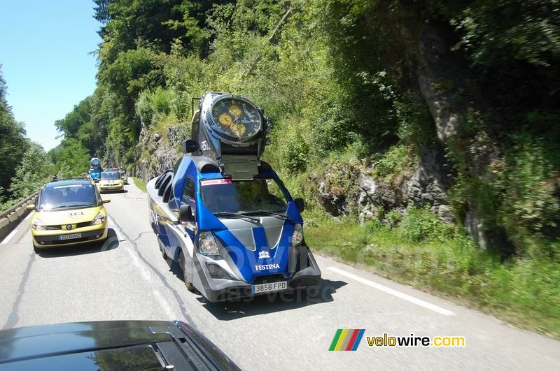 De Festina reclamecaravaan en twee LCL auto's