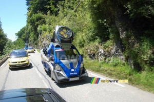 La caravane publicitaire Festina et deux voitures LCL (570x)