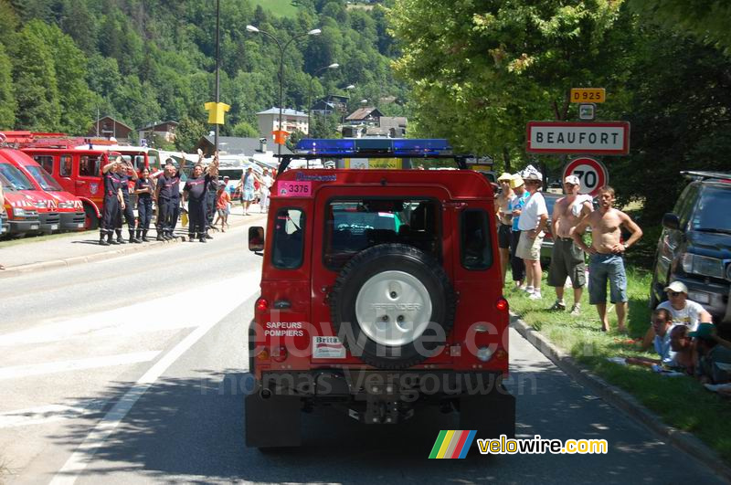 De reclamecaravaan van de brandweer komt de brandweer van Beaufort tegen