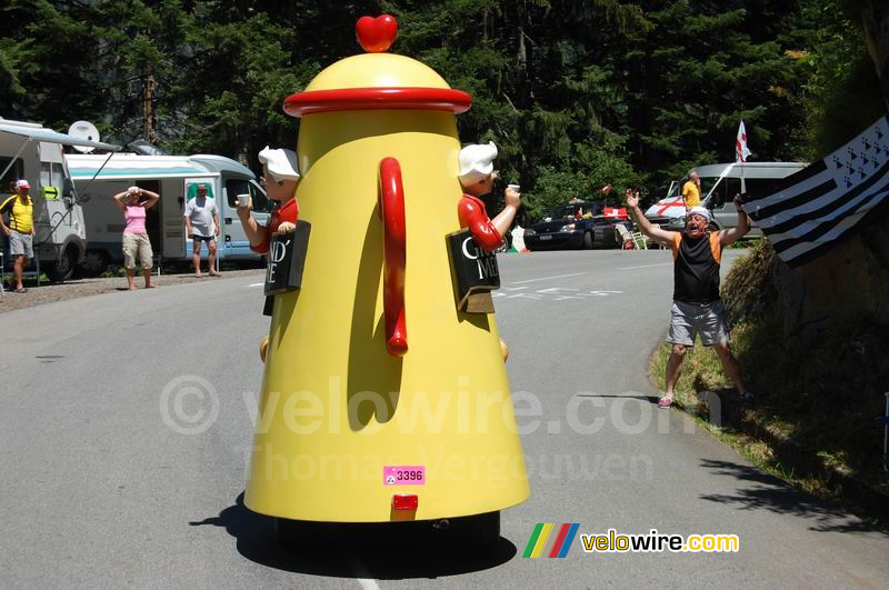De koffiepot van de Café Grand Mère reclamecaravaan