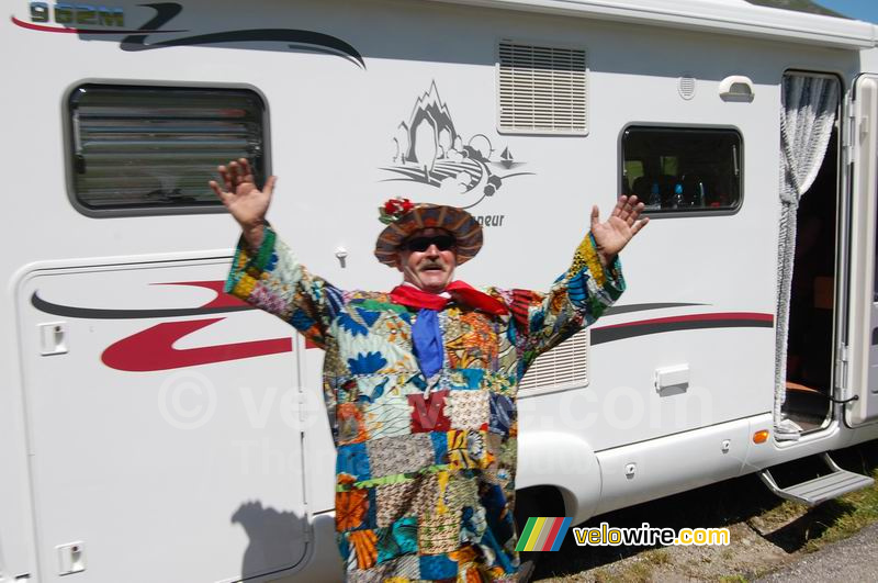 Een leuk verklede man op de Cormet de Roselend