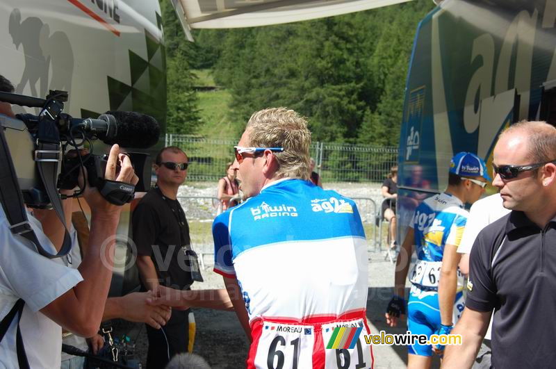 Christophe Moreau (AG2R) (en Yoann de mecanicien aan de rechterkant)