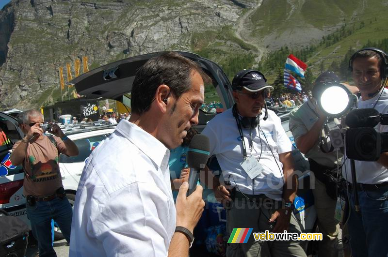 Een live interview van de France Télévisions uitzending Village Départ