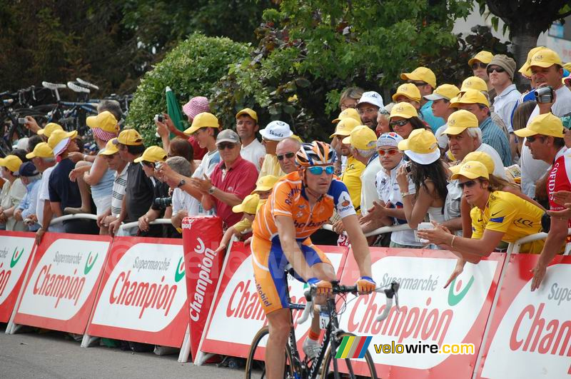 Denis Menchov (Rabobank) bij de aankomst in Briançon