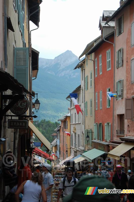 Kleurrijke huisjes in een straatje in Briançon (La Grande Rue) (2)