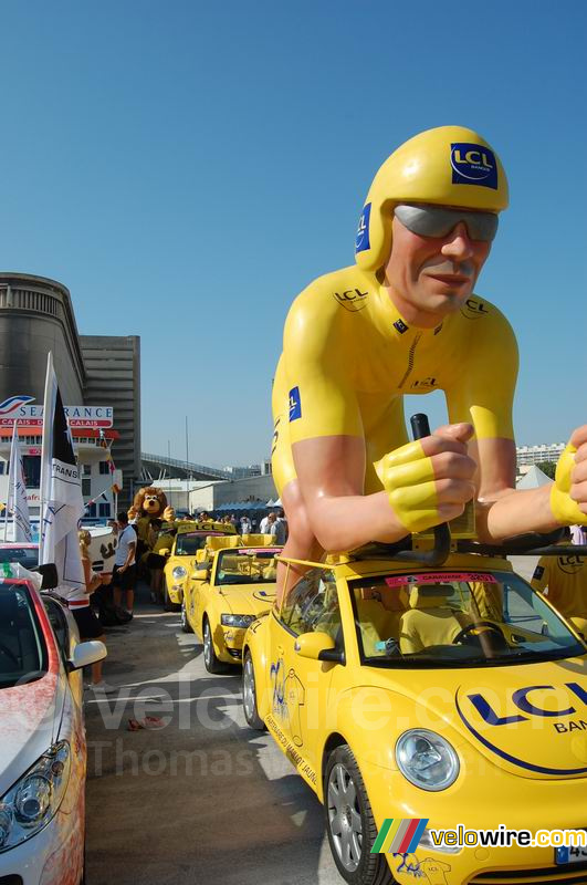 De LCL reclamecaravaan op de parkeerplaats in Marseille