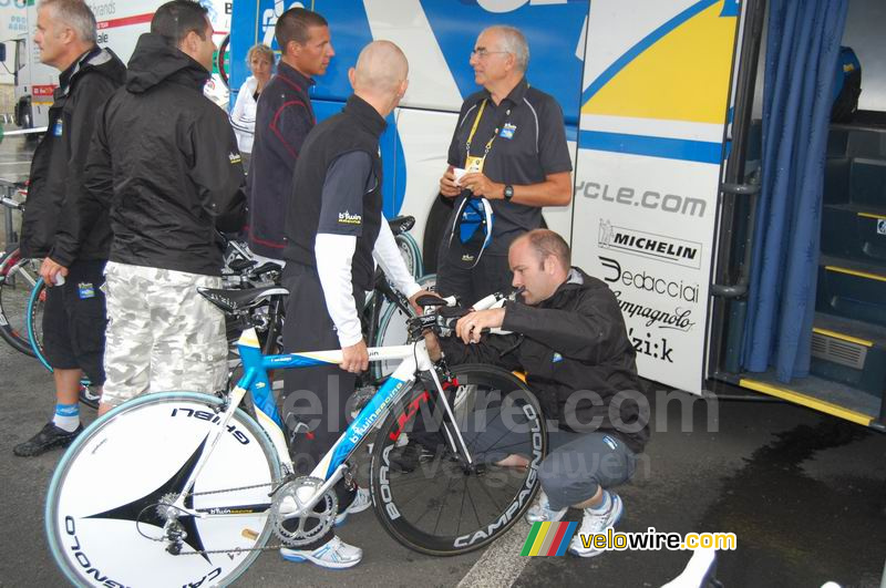 Yoann Le Foulgoc verstelt nog even de fiets van John Gadret (AG2R)