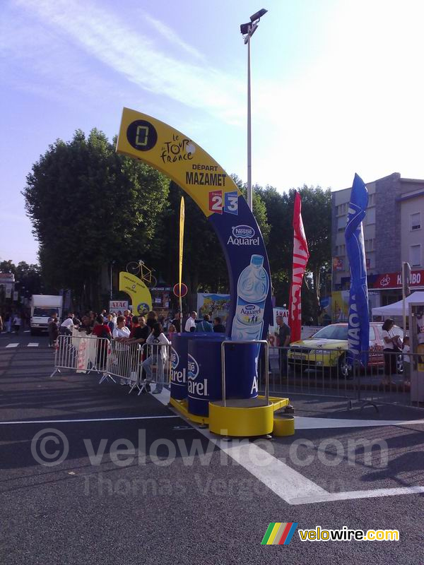 De startboog van de etappe Mazamet > Plateau-de-Beille