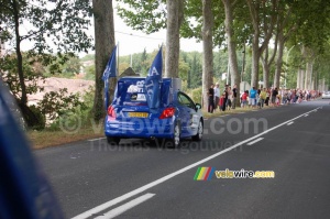 La voiture Festina qui montre quelle heure il est vue de derrière (499x)