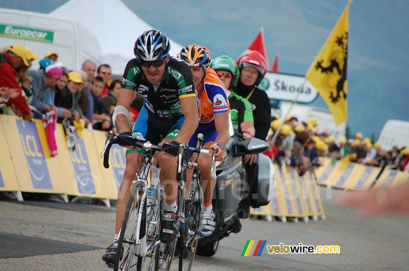 Yaroslav Popovych (Discovery Channel) & Michael Boogerd (Rabobank) op Plateau-de-Beille