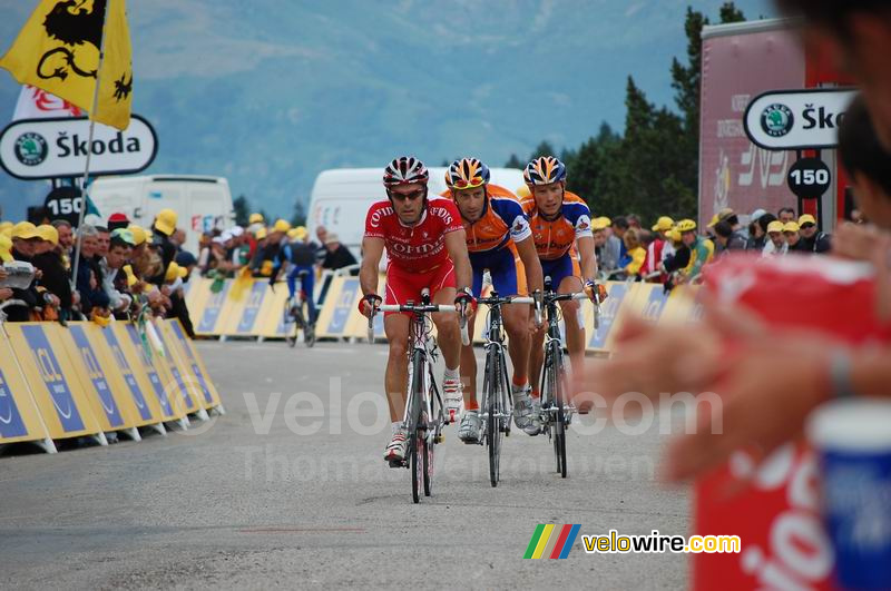 Stéphane Augé (Cofidis), Juan Antonio Flecha (Rabobank) & Grischa Niermann (Rabobank) op Plateau-de-Beille