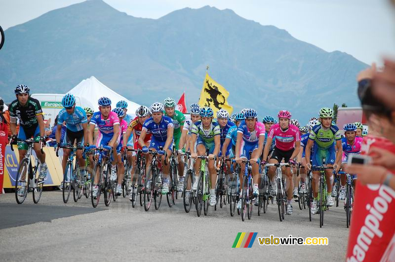 Eindelijk: het peloton op Plateau-de-Beille