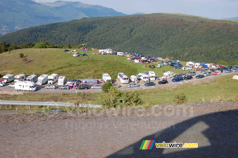 De rij Tourauto's die naar beneden moet vanaf Plateau-de-Beille