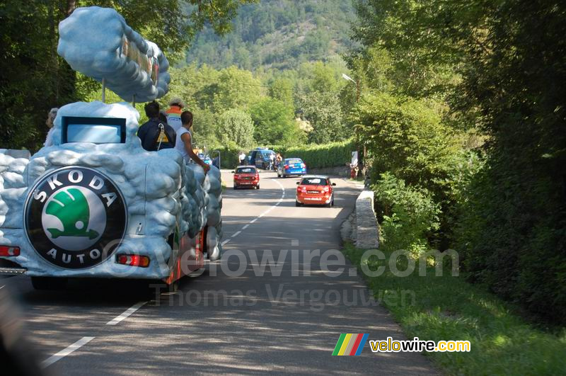 De Škoda reclamecaravaan met A.S.O. cameraman in Saurat