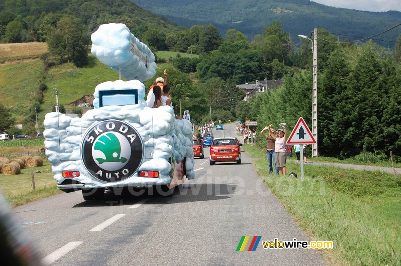 De Škoda reclamecaravaan rijdt Audressein binnen