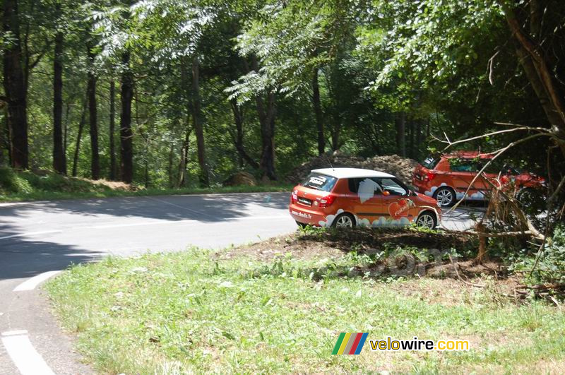 Twee rode Fabia's rijden het bos in
