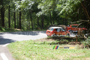 Deux Fabia's rouges entrent la forêt (622x)
