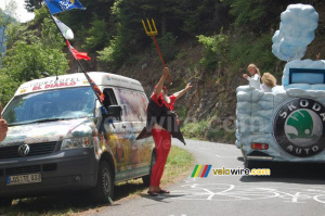 Le diable du Tour (El Diablo) et la caravane publicitaire Škoda (556x)