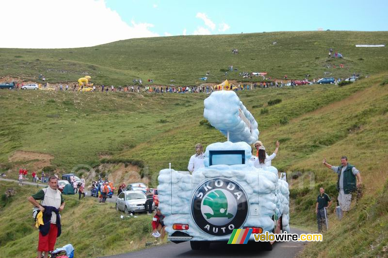 De Škoda reclamecaravaan met daarboven de speaker en de LCL tijdrijder