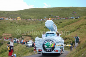 La caravane publicitaire Škoda avec le haut-parleur du début de la caravane et le maillot jaune contre la montre de LCL (490x)